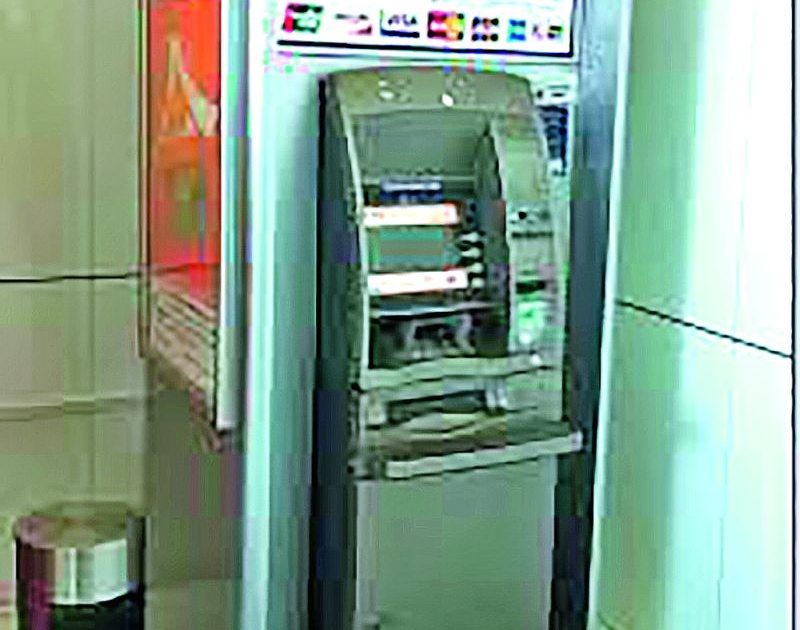 The attempt to break the ATM failed; CC cam-introduced paper! | एटीएम फोडण्याचा प्रयत्न फसला; सीसी कॅमे-याला लावला कागद!