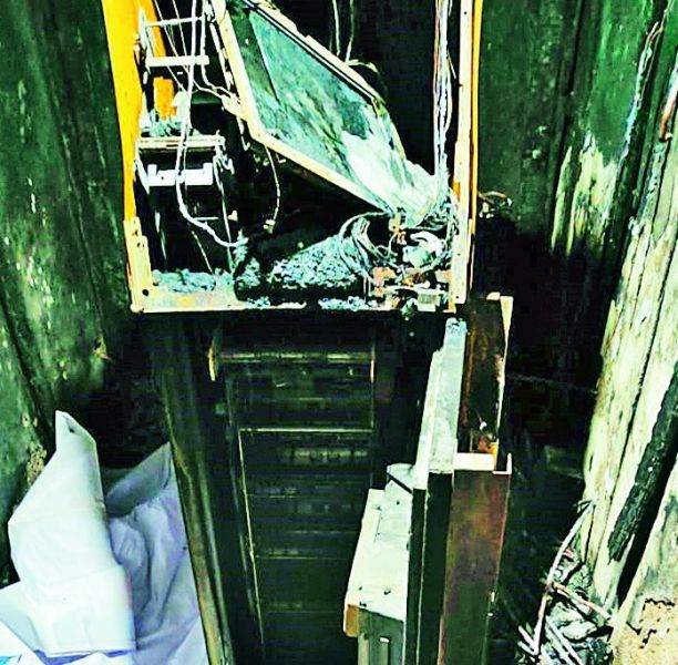 Burn ATM machine in flames; However, 13 lakhs remained intact | आगीच्या लोळात एटीएम मशीन जळून खाक; तरीही १३ लाख राहिले शाबूत