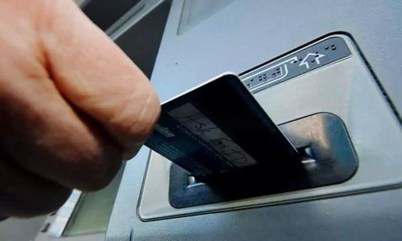 ATM changed fraud 90,000: Retired officer victimized | एटीएम बदलून ९० हजार उडविले :  निवृत्त अधिकाऱ्याला फटका