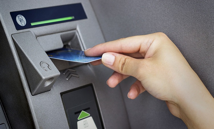 A case has been registered against two unidentified persons who taped the cash dispenser in the ATM center | एटीएम सेंटरमधील कॅश डिस्पेन्सरला पट्टी चिटकवली दोन अनोळखी व्यक्तीवर गुन्हा दाखल
