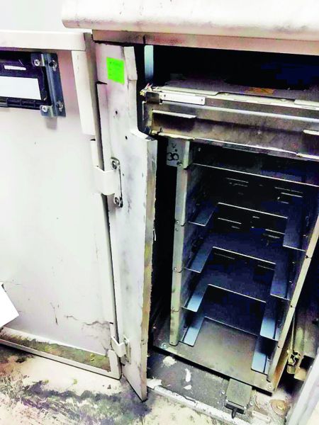 On Nagpur-Amravati road, thieves broke an ATM and stole Rs 35.64 lakh | नागपूर-अमरावती  मार्गावर चाेरट्यांनी एटीएम फोडून ३५.६४ लाख केले लंपास 