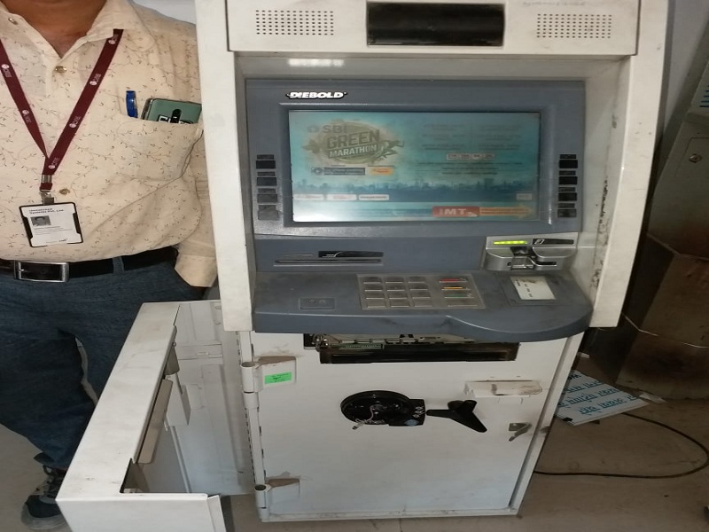 Card exchange at the ATM center itself | एटीएम सेंटरमध्येच कार्डची अदलाबदल