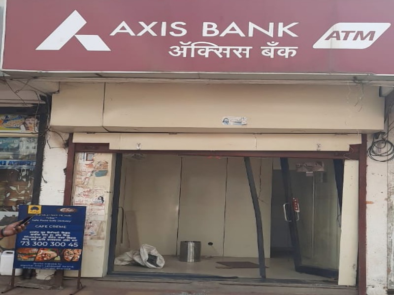 Axis Bank ATM machine stolen in Manchar city, Crime registred | मंचर शहरातील ॲक्सिस बँकेचे एटीएम मशीन चोरट्यांनी पळविले; गुन्हा दाखल