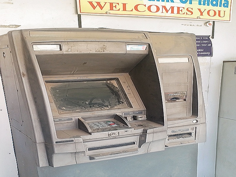 Most of the ATMs in Aurangabad are cashless | औरंगाबादमधील बहुतांश एटीएममध्ये खडखडाट