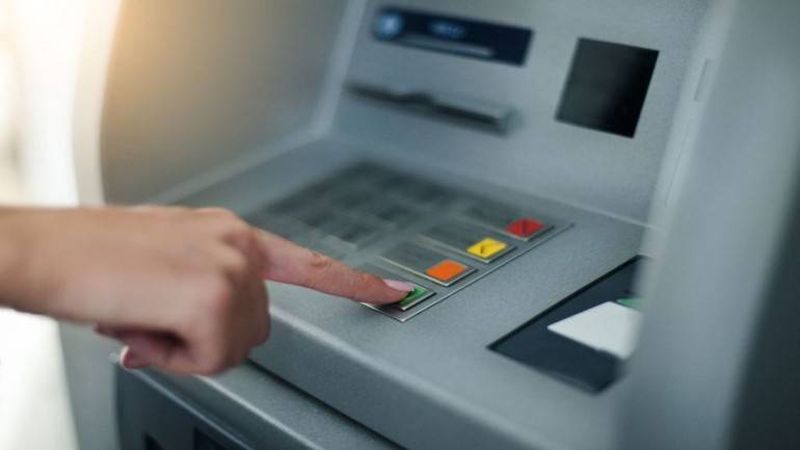 Amount deducted from bank account, even ruppes not withdrawl from ATM | ‘एटीएम’मधून रक्कम निघालीच नसताना खात्यातून  कपात!
