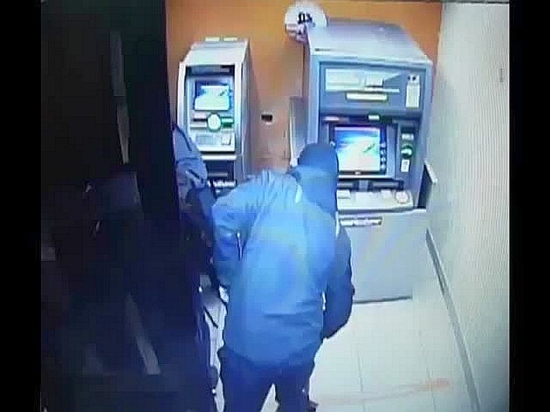 Crime News after atms fraudsters target cash deposit machines in chennai | बाबो! चोरांनी लढवली अनोखी शक्कल; धक्काही न लावता ATM मधून लुटले तब्बल 35 लाख