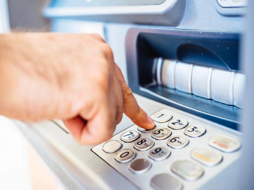 Thieves looted cash worth Rs 2 lakh by breaking the machine in the ATM center of Maharashtra State Co-operative Bank in Kolhapur | कोल्हापुरातील महाराष्ट्र राज्य बँकेच्या एटीएममधून दोन लाख काढून पूर्ववत केले मशीन, चोरटे 'सीसीटीव्ही'त कैद