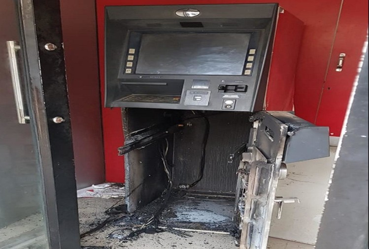ATMs robbed by quitting workers; Millions hidden in the house confiscated | नोकरी सोडलेल्या कामगाराने लुटले एटीएम; घरात लपवलेली लाखोंची रक्कम जप्त