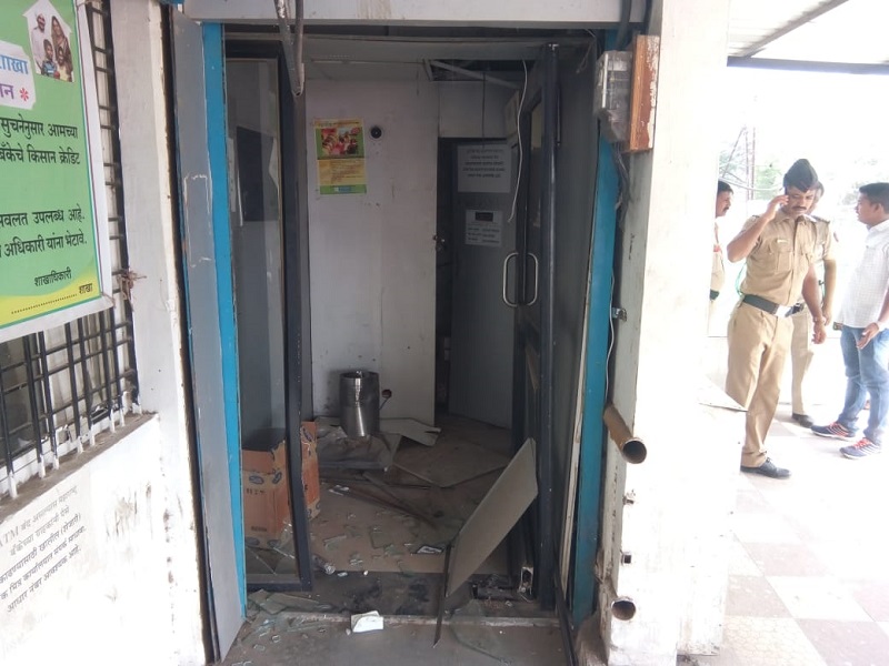  In Sangamner, thieves stopped ATMs | संगमनेरमध्ये चोरट्यांनी एटीएम लांबविले