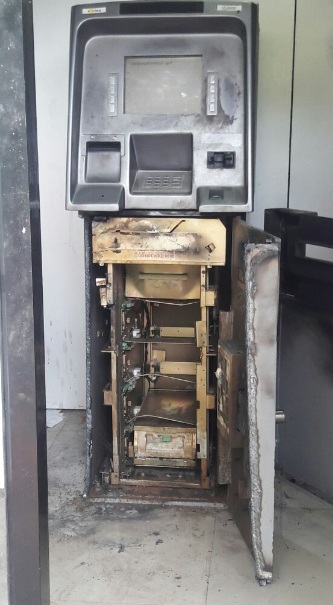 Lakhs of rupees to break into ATM machine | एटीएम मशीन फोडून लाखोंची रोकड लंपास