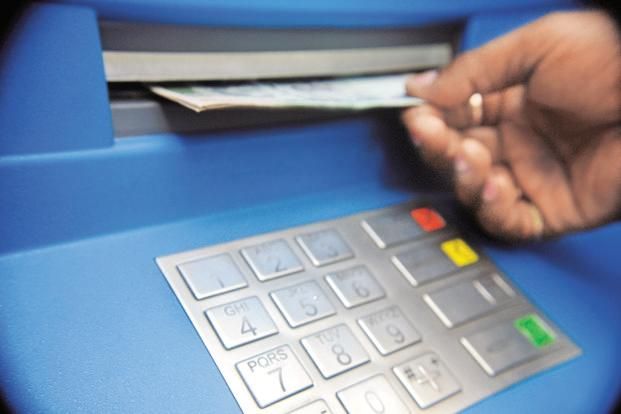 Railway passenger's ATM was stolen, withdraw 1.76 Rs. | रेल्वे प्रवाशाचे एटीएम चोरुन १.७६ लाख उडविले