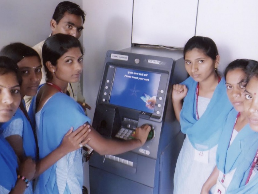 Students visit ATMs | विद्यार्थींनींची एटीएमला भेट