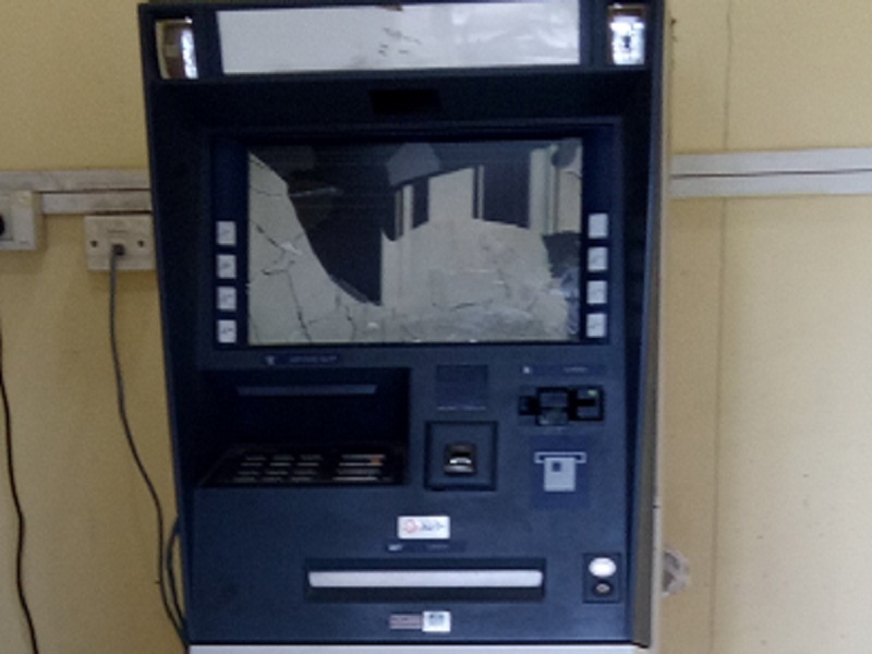 Throwing stones at two ATM machines | खोडसाळपणाने दोन एटीएम मशीनवर घातले दगड