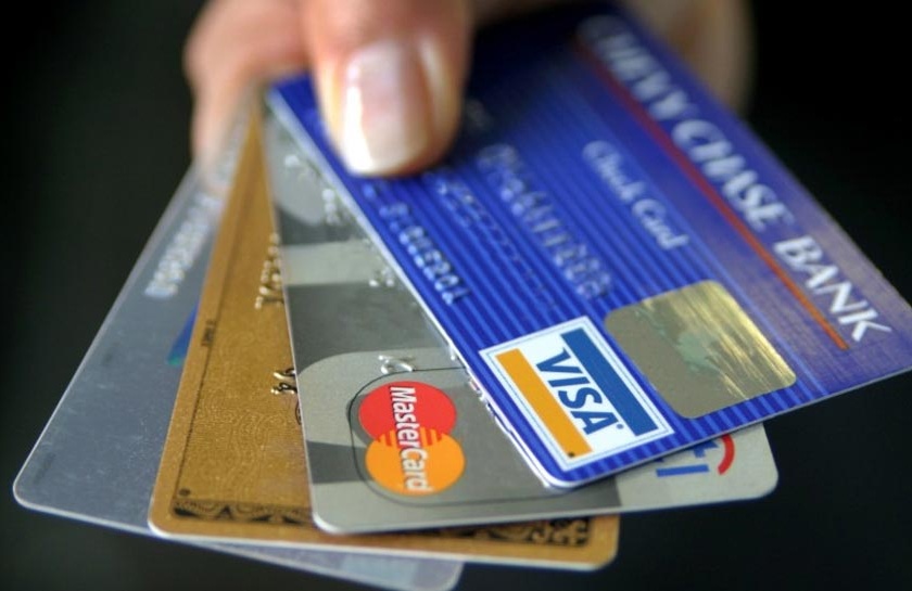 Be careful! Money looted due to the closure of cards | सावधान ! कार्ड बंद करण्याच्या बहाण्याने पैसे लुबाडले