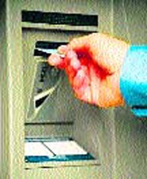Low-lying ATMs are closed: 100 transactions per day | कमी व्यवहार होणारी ‘एटीएम’ बंद : दररोज १00 व्यवहारांचे बंधन