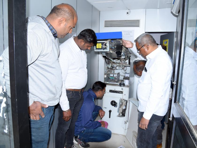 The attempt of thieves to break the ATM in Bhusaval is ineffective | भुसावळात एटीएम फोडून रक्कम लांबविण्याचा चोरट्यांचा प्रयत्न फसला