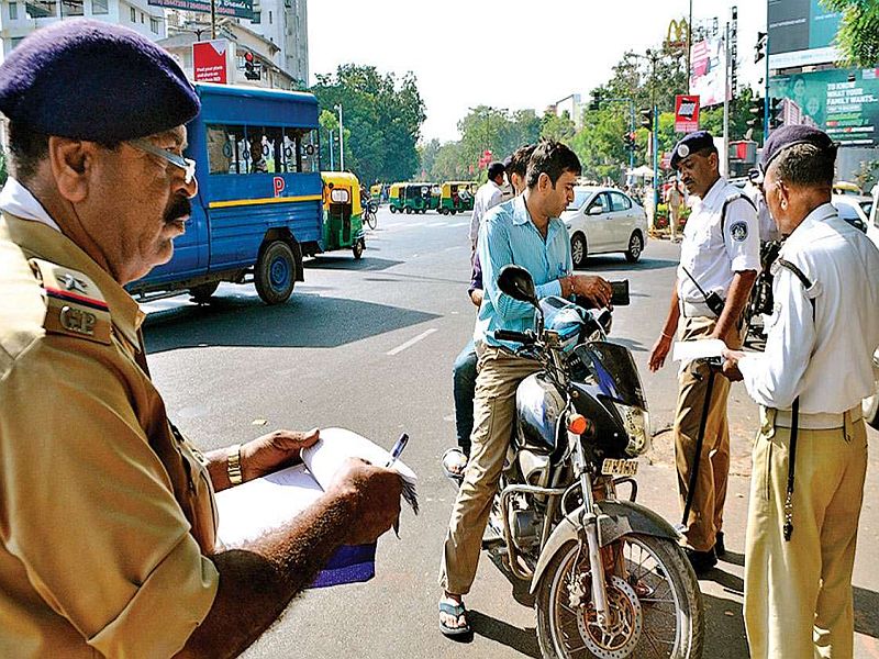 Modi's Gujarat protests against motor vehicle laws, penalties reduced by 50 percent | मोदींच्या गुजरातमध्ये मोटार वाहन कायदा बदलला, दंडाची रक्कम 'निम्मीच' 