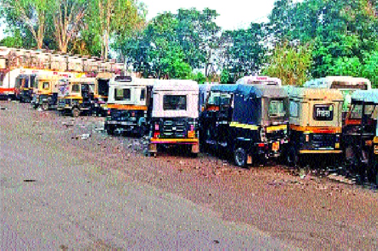 The rickshaws seized by the RTO in Sangli were destroyed | सांगलीत आरटीओनी जप्त केलेल्या रिक्षा सडल्या : पाचशेहून अधिक रिक्षा दोन वर्षे पडून