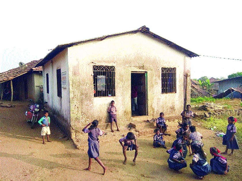 Lessons of falling education in the Samaj Mandir, school situation in Atone | समाजमंदिरात विद्यार्थी गिरवताहेत शिक्षणाचे धडे, आतोणेतील शाळेची दुरवस्था