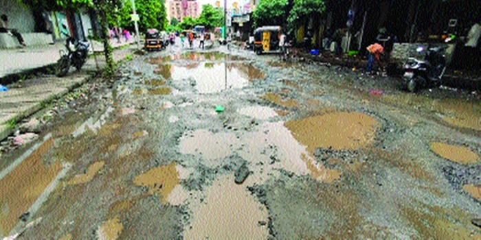 Asphalt roads in Kalyan city; Driving exercise | कल्याण शहरातील डांबरी रस्त्यांची चाळण; वाहनचालकांची कसरत