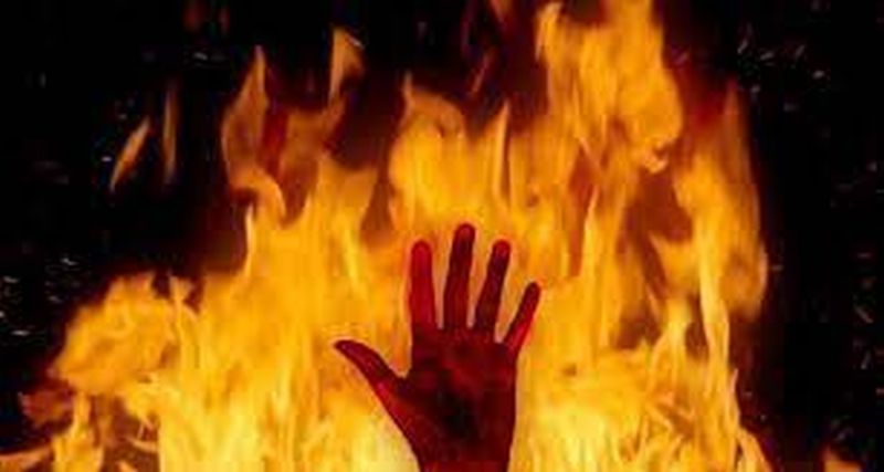 Attempt to burn alive by throwing petrol on the body | अंगावर पेट्रोल टाकून जिवंत जाळण्याचा प्रयत्न