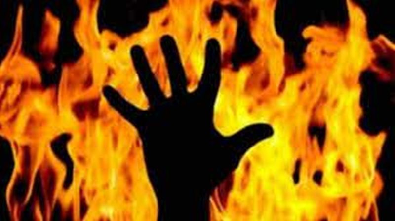 Shocking: Attempt to burn woman alive by pouring petrol! | धक्कादायक : पेट्रोल ओतून महिलेस जिवंत जाळण्याचा प्रयत्न!