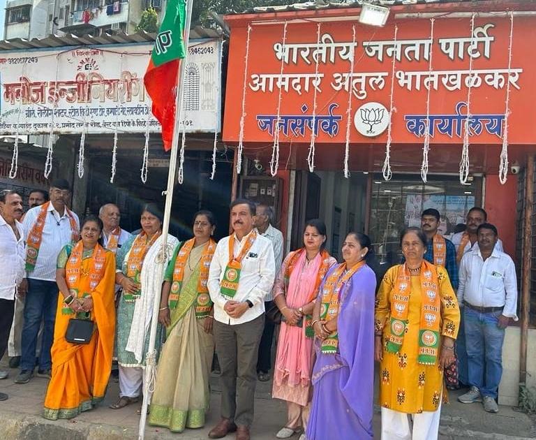 bjp foundation day celebrated with enthusiasm in kandivali flag hoisting by atul bhatkhalkar | कांदिवलीत भाजप स्थापना दिन उत्साहात साजरा; आ. अतुल भातखळकर यांच्या हस्ते ध्वजारोहण
