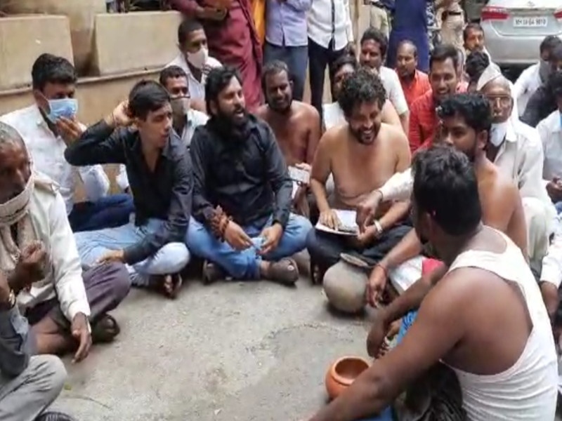 Farmers agitation in front of Punjab National Bank in a camp in Pune | पुण्यातील कॅम्पमध्ये पंजाब नॅशनल बँकेसमोर हातात भिकेचा कटोरा घेत शेतकऱ्यांचे आंदोलन