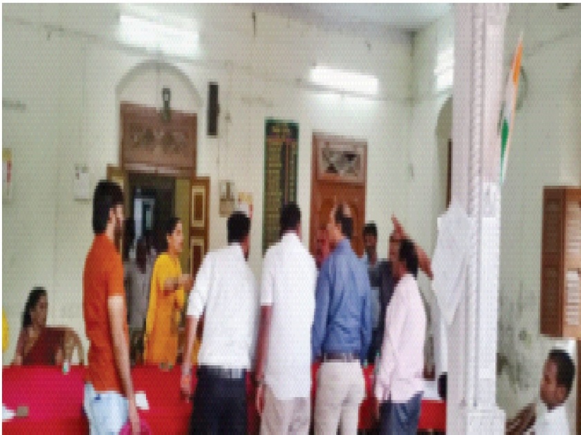 Fight between Shiv Sena-BJP members at Uran Municipal Council general meeting | उरण नगर परिषदेच्या सर्वसाधारण सभेत शिवसेना-भाजप सदस्यांमध्ये हाणामारी 