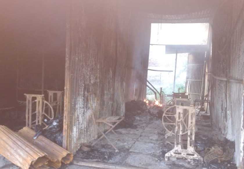 Short circuit due to fire: Six shops in Mahijalgaon, Khak | शॉर्ट सर्किटमुळे भीषण आग : माहीजळगावमधील सहा दुकाने खाक