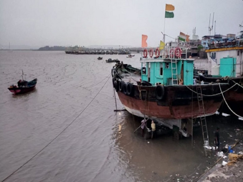 Fishermen lose Rs 1 crore in nature cyclone; Dissatisfaction among fishermen | Cyclone Nisarga: निसर्ग चक्रीवादळात मच्छीमारांचे एक कोटीचे झाले नुकसान; मच्छीमारांमध्ये असंतोष