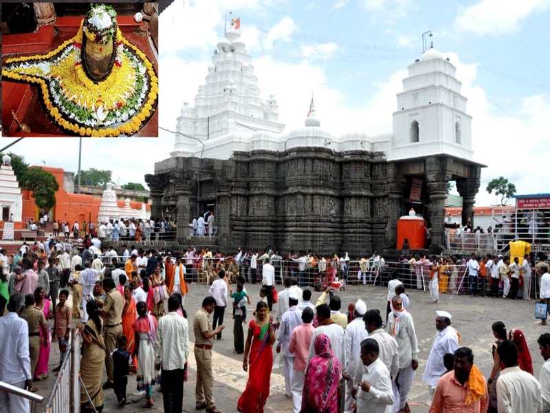 'Bomb Bom Bhole', In Aundha devotees rush towards Naganath temple | ‘बम बम भोले’च्या गजरात औंढा नगरी दुमदुमली  