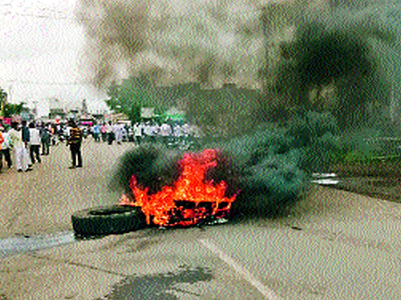 Maratha reservation agitation continues; Breakdown in Marathwada | मराठा आरक्षणाचे आंदोलन सुरूच; मराठवाड्यात तोडफोड