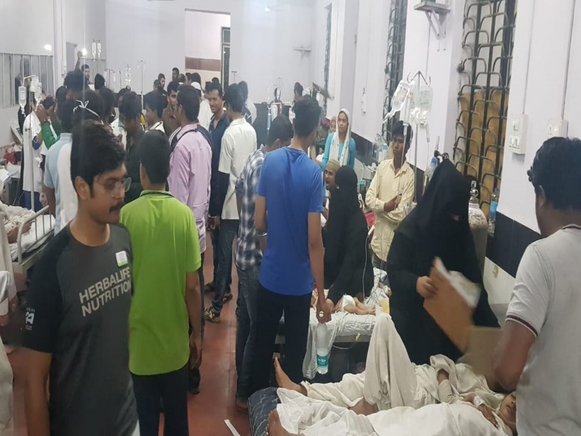food poison case in aurangabad 67 girls student admitted in hospital | औरंगाबादमधील मदरशातील 67 विद्यार्थिनींना विषबाधा, दोघींची प्रकृती गंभीर