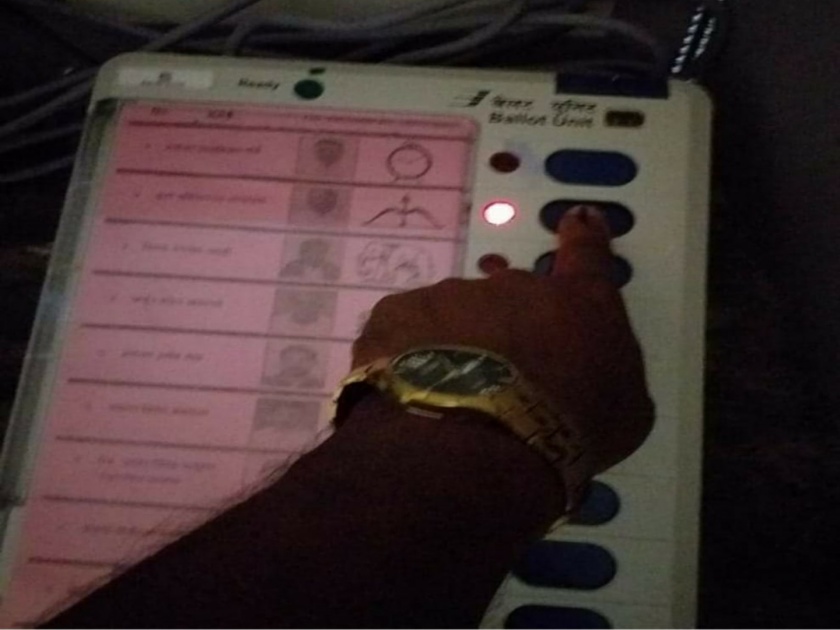 maharashtra assembly election 2019 voting time Video photos voting are viral | 'मतदाना'चे व्हिडिओ-फोटो होतायत व्हायरल;मतदान केंद्रांवरील सुरक्षाव्यवस्थेवर प्रश्नचिन्ह
