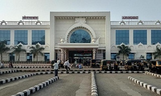 Railway station of Aurangabad, bus station rises in the crowd for Ijtema | औरंगाबादचे रेल्वे स्टेशन, बस स्थानक इज्तेमासाठी आलेल्या साथींच्या अलोट गर्दीने फुलले