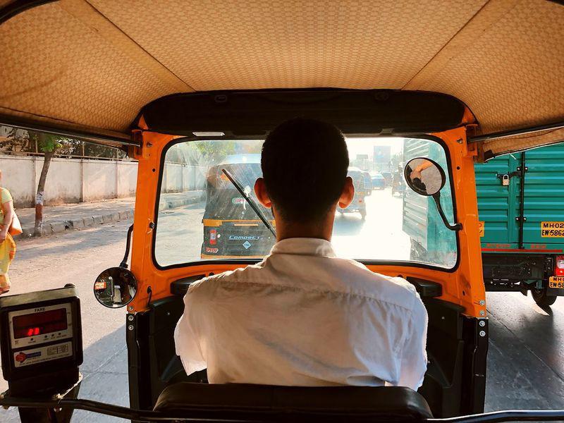 Millions of rickshaw pullers continue to be looted by insurance companies Instead of 2 thousand they take 7 thousand | विमा कंपन्यांकडून लाखो रिक्षाचालकांची करोडोंची लूट कायम; २ हजारऐवजी घेतात ७ हजार