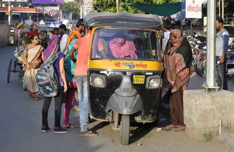 auto rickshaw fare hike in kalyan dombivali | रिक्षा प्रवासही झालाय "कठीण"; चालकांकडून आकारलं जातंय मनमानी भाडं