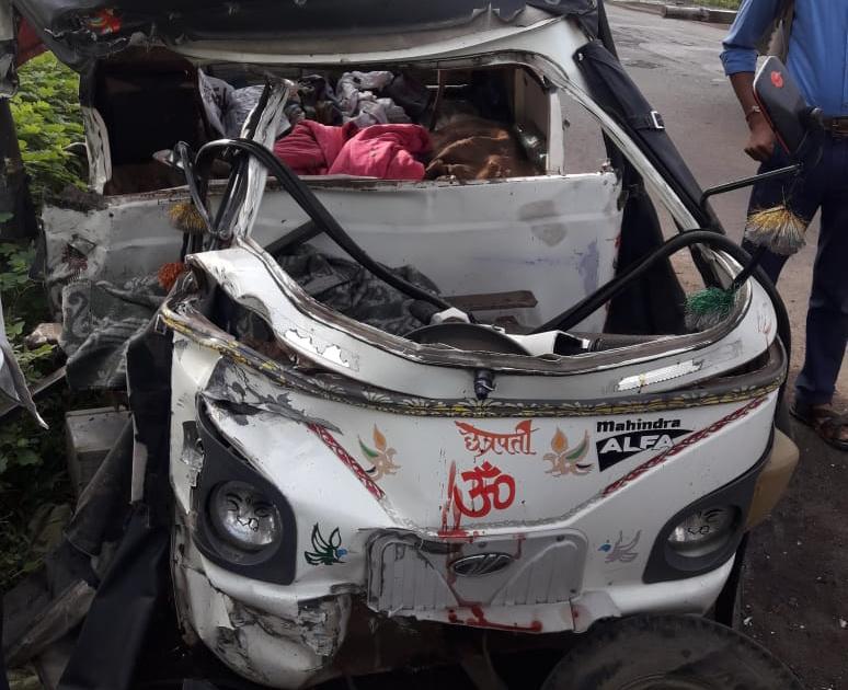 Accident on the road of Mehkar-Sindkhed Raja; Two killed and three injured | मेहकर-सिंदखेड राजा मार्गावर अज्ञात वाहनाची आॅटोला धडक; दोन ठार, तीन जखमी