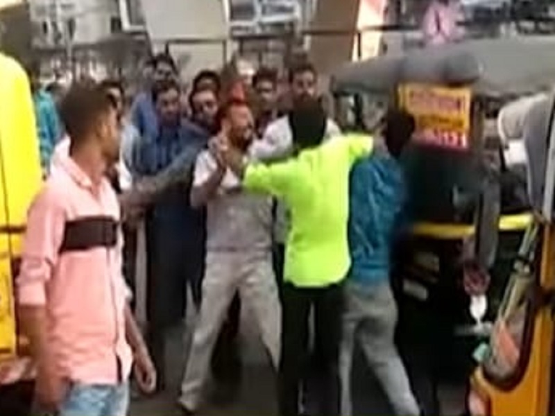 Aurangabad News: Free Style Fighting between Private Bus Drivers for passengers | गाडीत प्रवासी भरण्यावरुन दोन खासगी चालकांमध्ये तुंबळ हाणामारी, औरंगाबादच्या सिडको भागातील घटना
