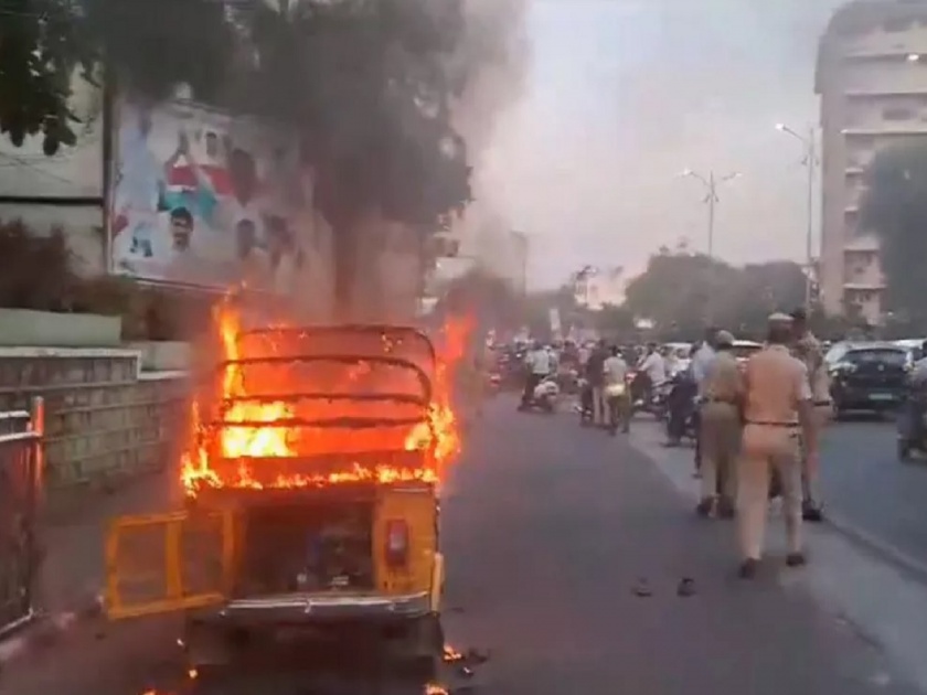 Auto rickshaw driver sets vehicle ablaze in Hyderabad in protest | सरकारी योजनेचा निषेध करत चालकाने स्वतःचीच ऑटो जाळली, आत्मदहनाचाही प्रयत्न 