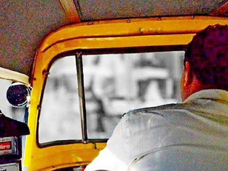 The traveling youth was robbed by his companion along with a rickshaw driver | प्रवासी युवकाला रिक्षाचालकांसह त्याच्या साथीदारांनी लुटले