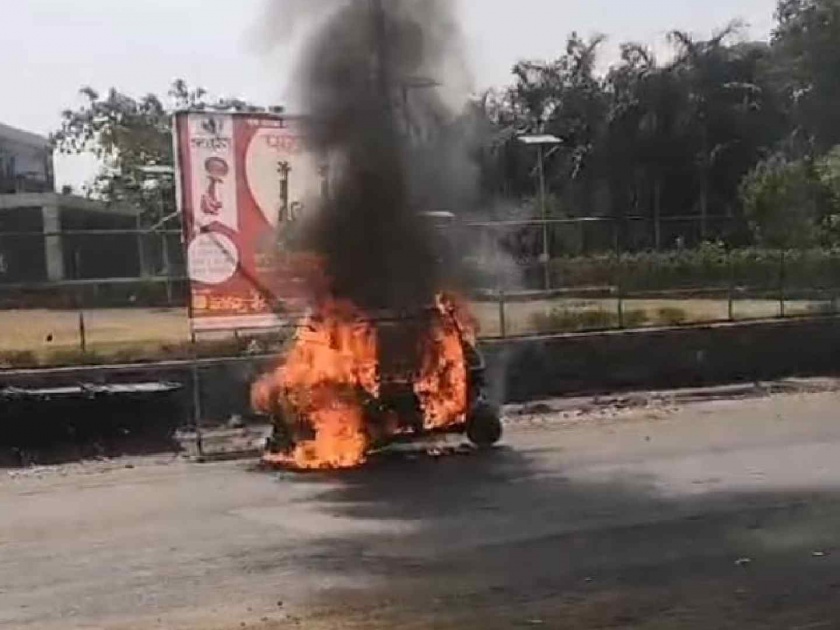 Shocking incident in Nashik as Running auto rickshaw catches fire on road but fortunately no causalities due to the driver intervention | Shocking! नाशिकमध्ये धावत्या रिक्षाने घेतला पेट; चालकाच्या प्रसंगावधानामुळे टळली जीवितहानी