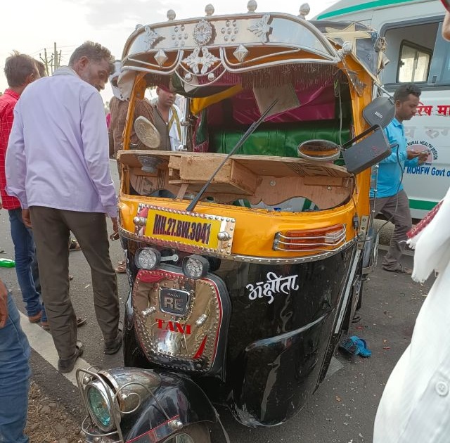 Cargo vehicle hits autorickshaw; girl killed | मालवाहूची वाहनाची ऑटोरिक्षाला धडक; चिमुकली ठार 