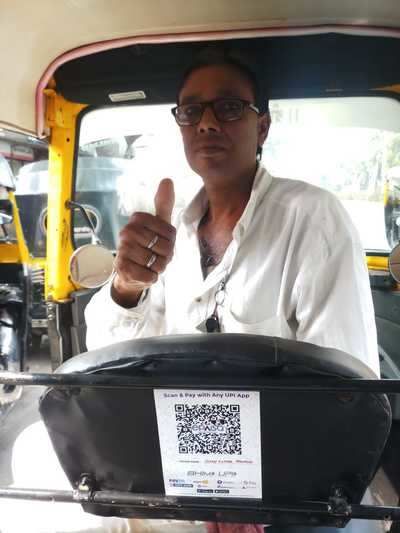 QR code stickers to be applied on 20,000 autorickshaws in Nagpur | नागपुरात २० हजार ऑटोरिक्षांवर लागतील ‘क्यूआर कोड स्टिकर्स’