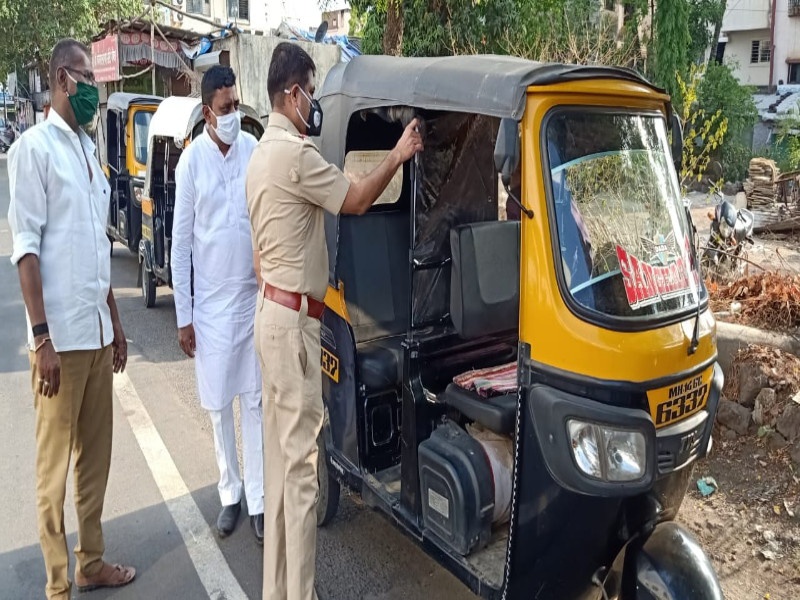 Curtains in rickshaws for driver and passenger safety; Appeal to prevent corona infection | चालक व प्रवाशांच्या सुरक्षेसाठी रिक्षामंध्ये पडदा; कोरोनामुळे संसर्ग रोखण्याचे आवाहन 