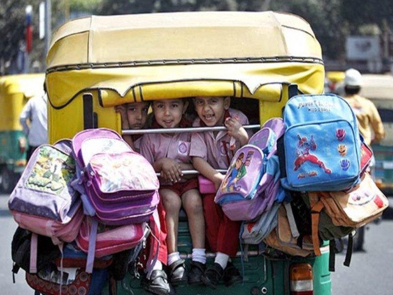 Student transportation policy of Rickshaw ignoring | रिक्षा विद्यार्थी वाहतुक धोरण दुर्लक्षित