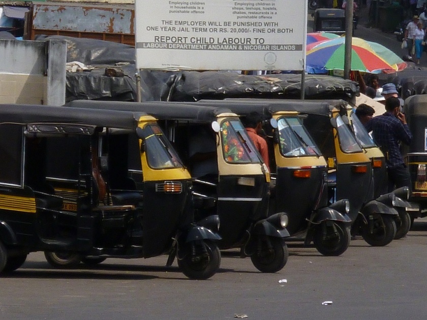  Corporator 'Danduke' Shahi against uncooperated autorickshaw drivers | बेशिस्त रिक्षाचालकांविरोधात नगरसेवकाची ‘दंडुके’शाही