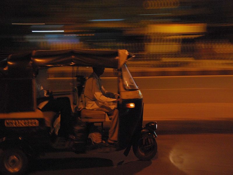 Driver rushed to the spot and the passenger fired a rickshaw | चालक मावा खाण्याच्या नादात, प्रवाशाने रिक्षा पळवली