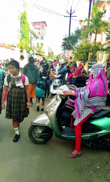 In Nagpur, the students hit by the auto-rickshaw strike | नागपुरात  ऑटोचालकांच्या संपाचा विद्यार्थ्यांना फटका 